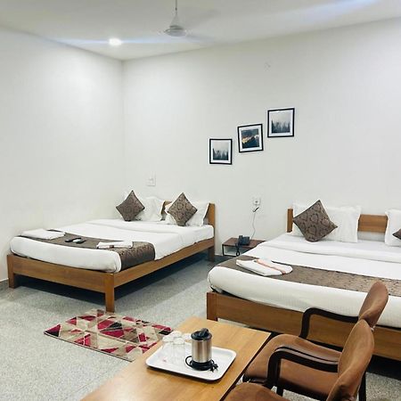 Hotel Queens Comfort Májszúr Kültér fotó