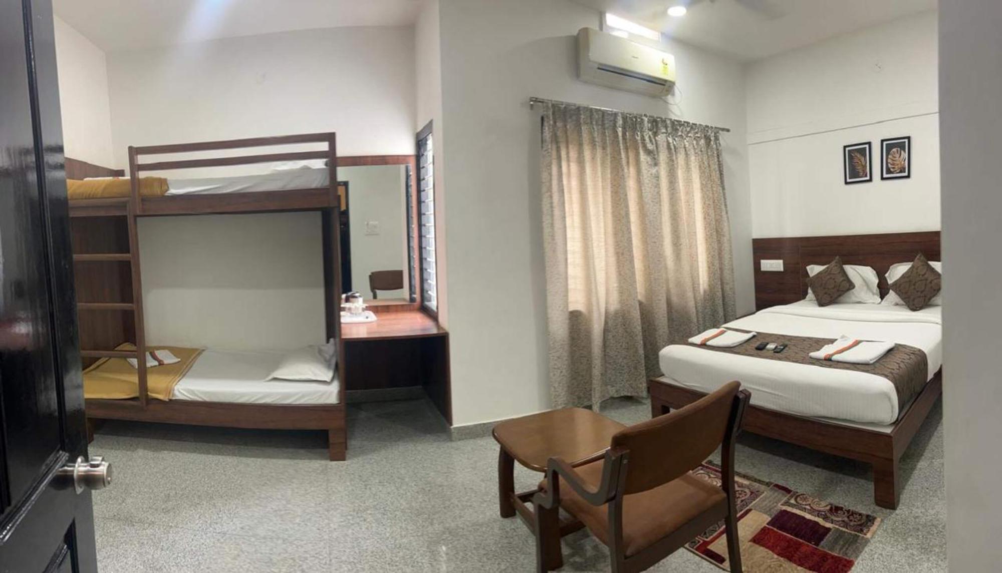Hotel Queens Comfort Májszúr Kültér fotó