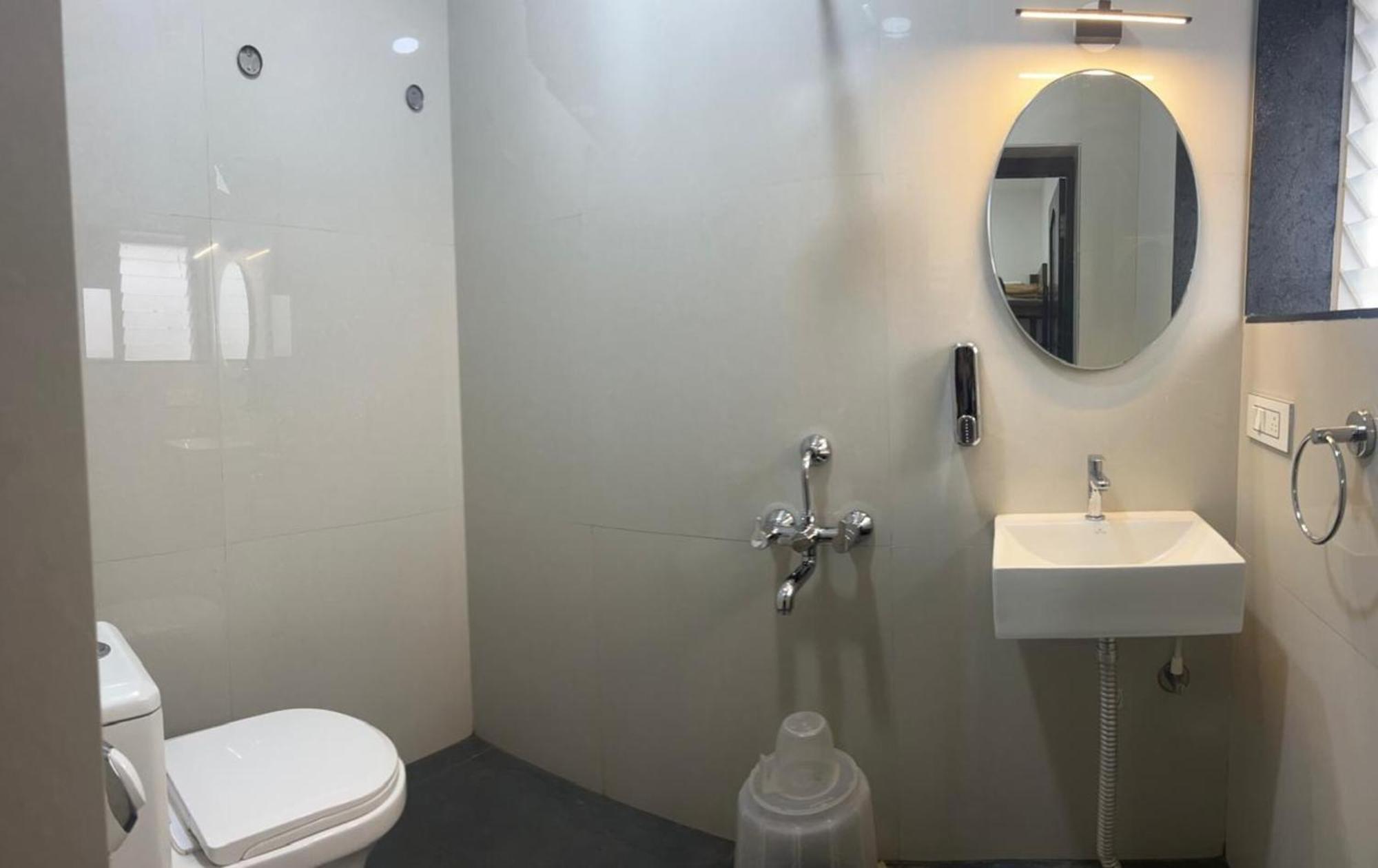 Hotel Queens Comfort Májszúr Kültér fotó