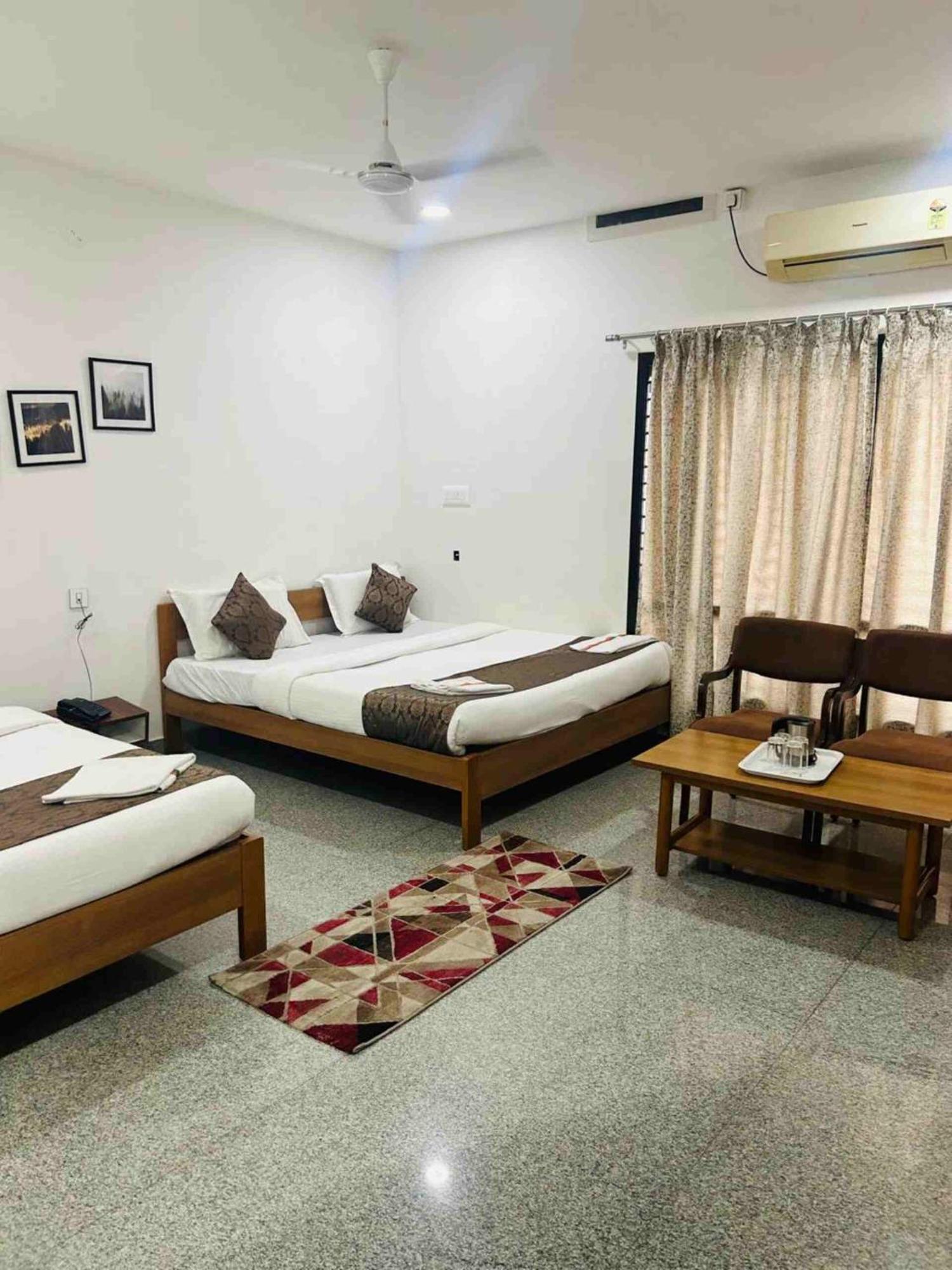 Hotel Queens Comfort Májszúr Kültér fotó