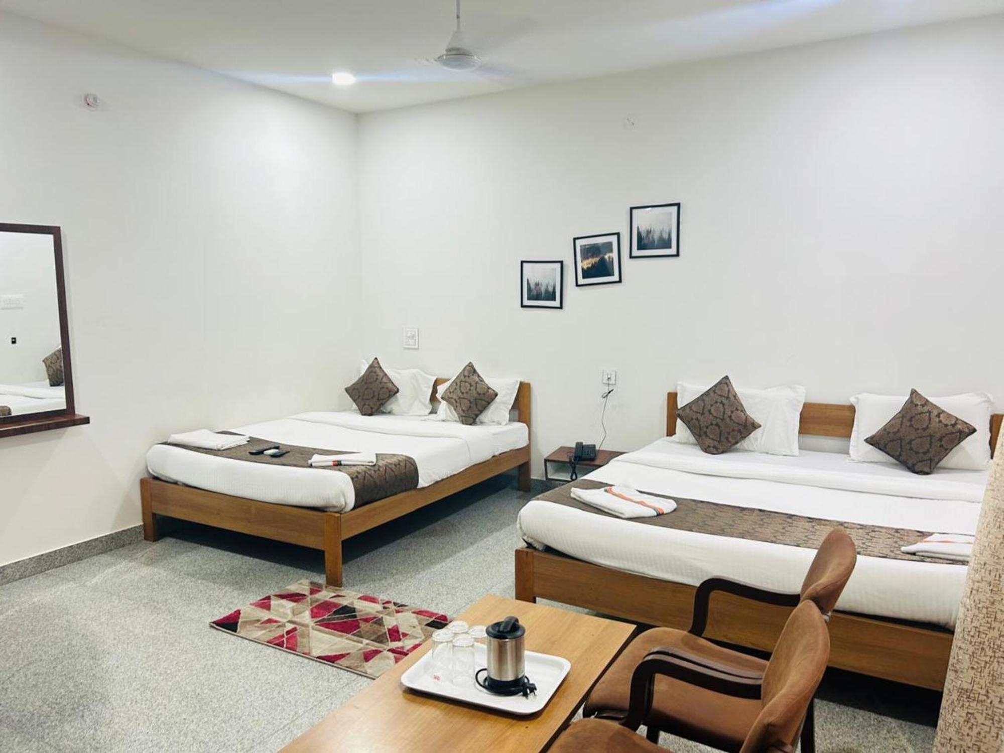 Hotel Queens Comfort Májszúr Kültér fotó