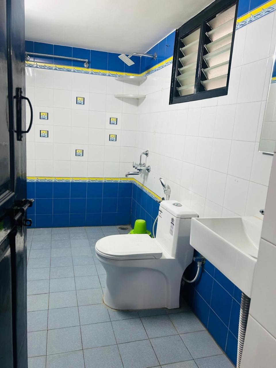 Hotel Queens Comfort Májszúr Kültér fotó