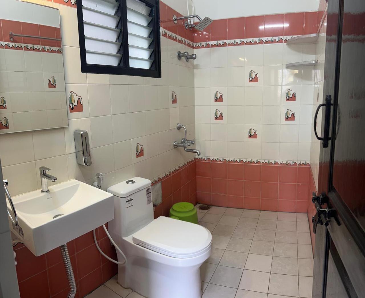 Hotel Queens Comfort Májszúr Kültér fotó