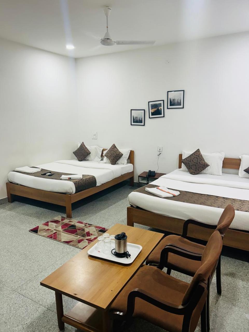 Hotel Queens Comfort Májszúr Kültér fotó