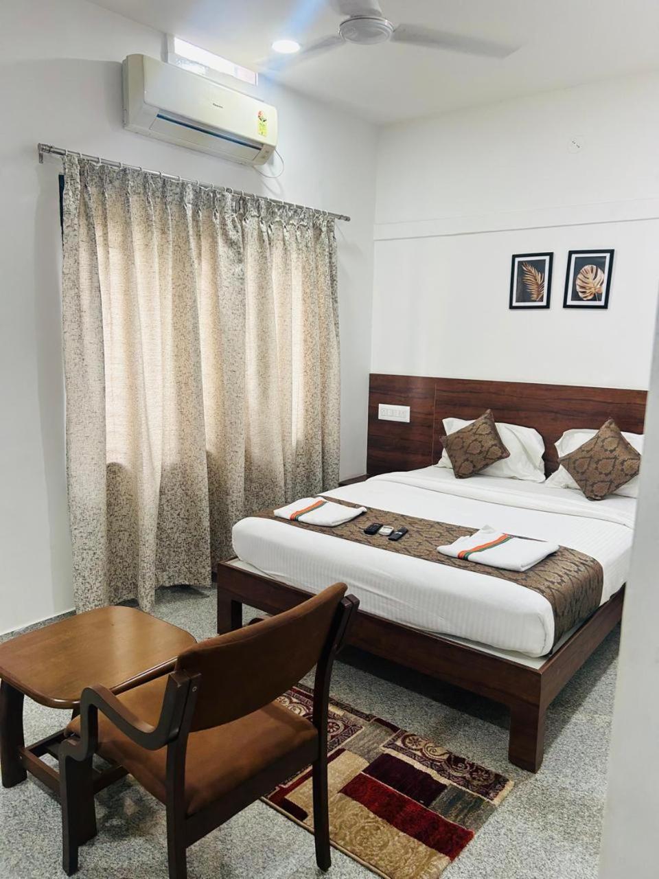 Hotel Queens Comfort Májszúr Kültér fotó