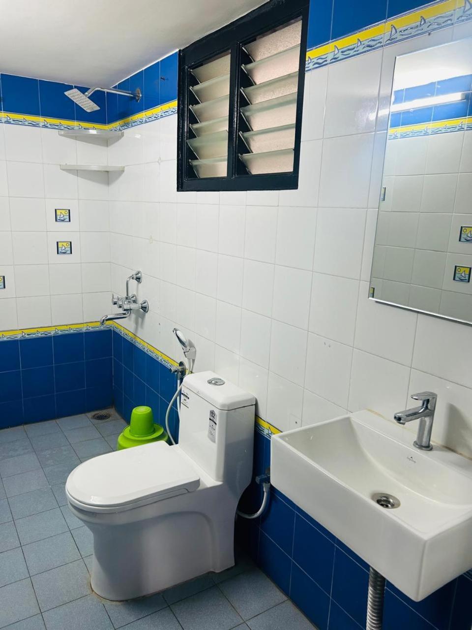 Hotel Queens Comfort Májszúr Kültér fotó