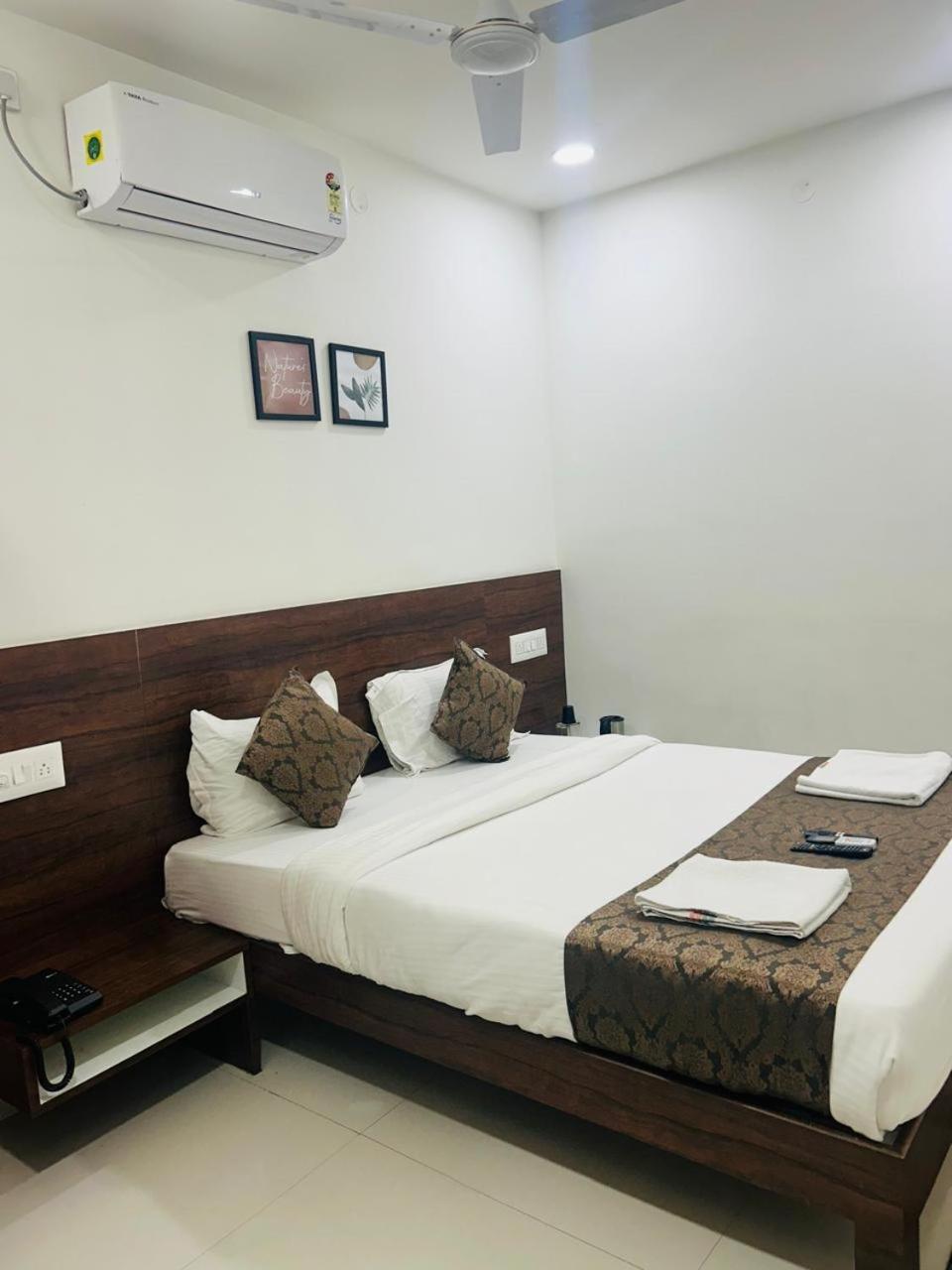 Hotel Queens Comfort Májszúr Kültér fotó