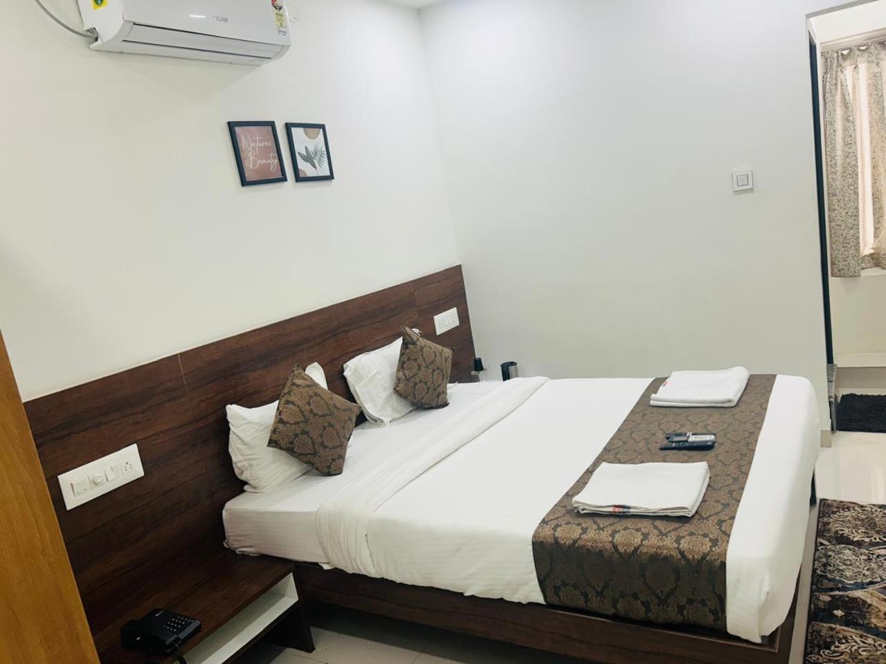 Hotel Queens Comfort Májszúr Kültér fotó