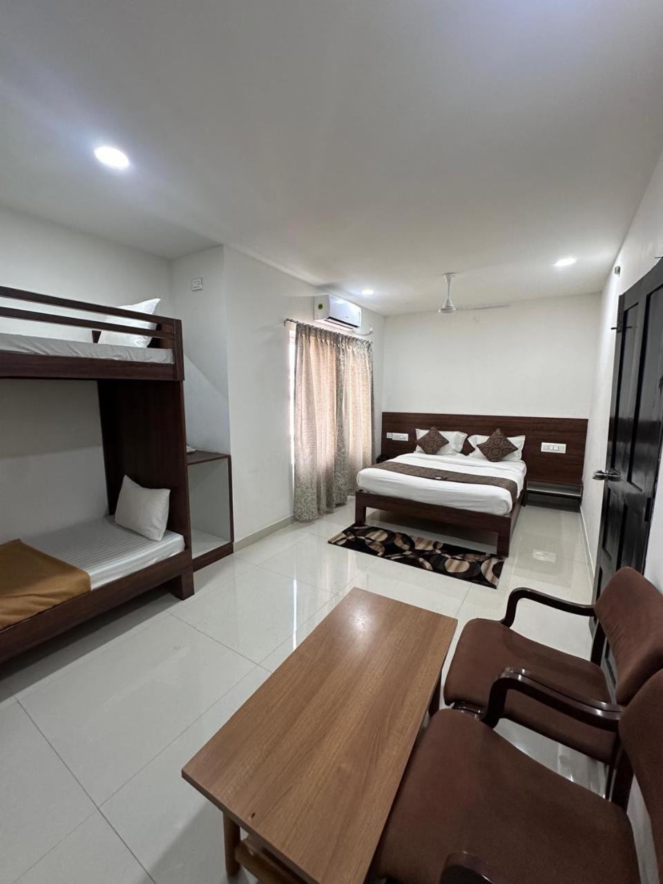 Hotel Queens Comfort Májszúr Kültér fotó