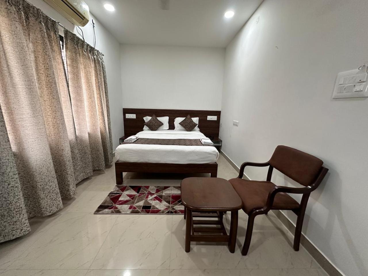 Hotel Queens Comfort Májszúr Kültér fotó
