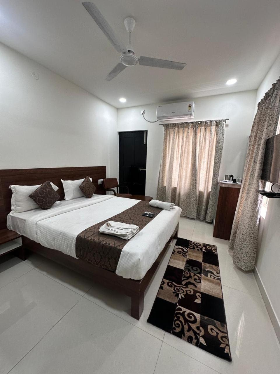 Hotel Queens Comfort Májszúr Kültér fotó