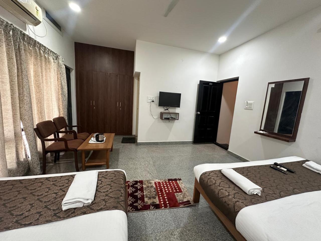 Hotel Queens Comfort Májszúr Kültér fotó