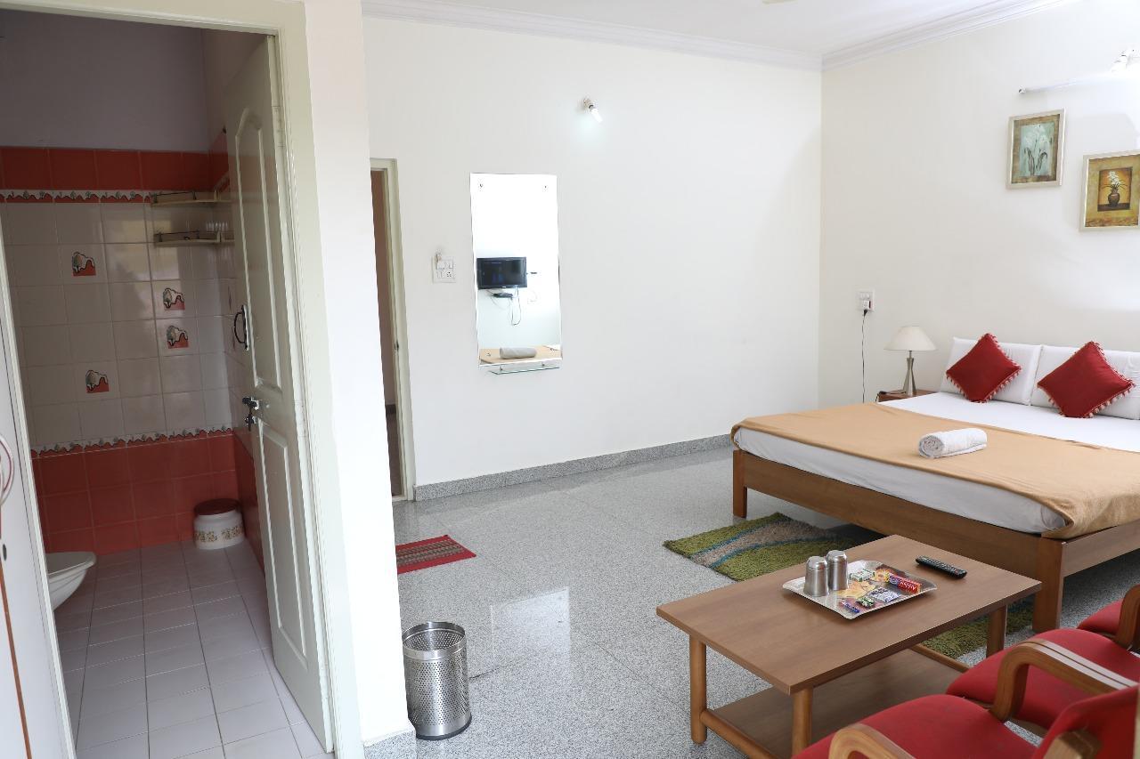 Hotel Queens Comfort Májszúr Kültér fotó