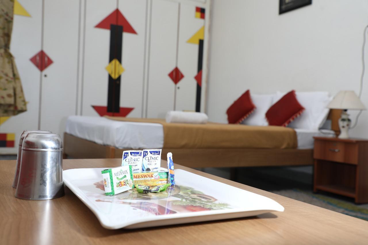 Hotel Queens Comfort Májszúr Kültér fotó