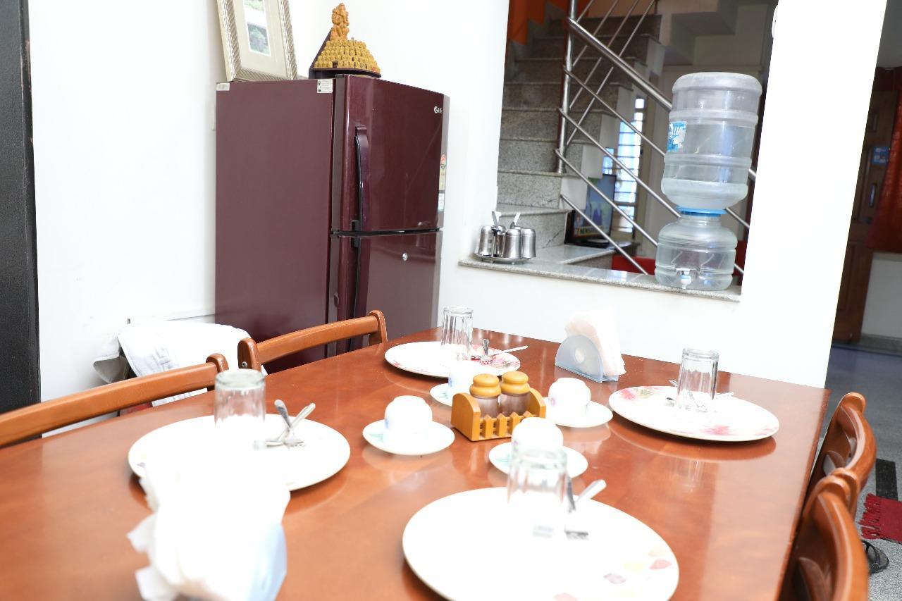 Hotel Queens Comfort Májszúr Kültér fotó